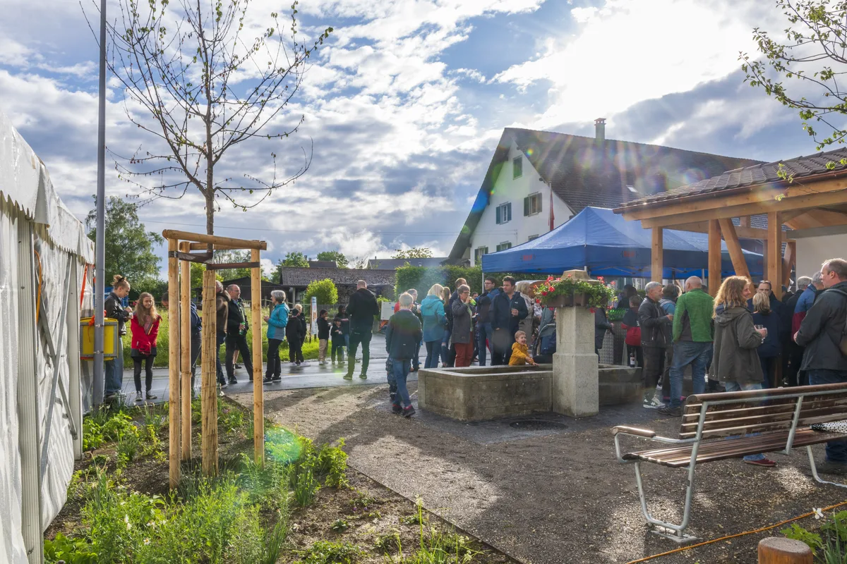 Die Sonne konnte sich ihre Neugierde nicht verkneifen und riskierte einen Blick durch die Wolken. Der neue Dorfplatz in Bisikon wurde feierlich eingeweiht.